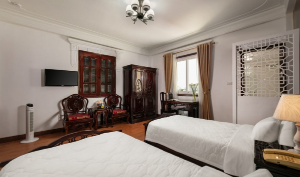 DELUXE TWINS WITH WINDOW